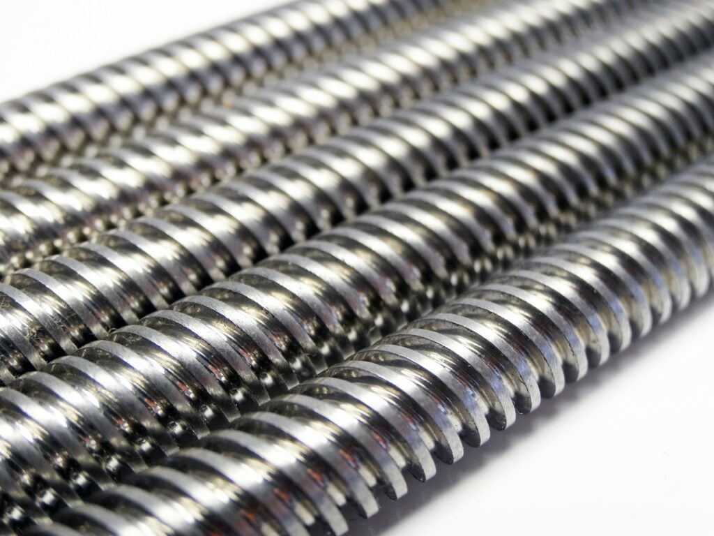 En lead screw: Er derimod en mekanisk komponent, der bruges i CNC-maskiner til at omdanne roterende bevægelse til lineær bevægelse. Lead skruen er udstyret med en tråd, der griber i en møtrik, hvilket gør det muligt at bevæge maskinens komponenter langs en lineær akse.